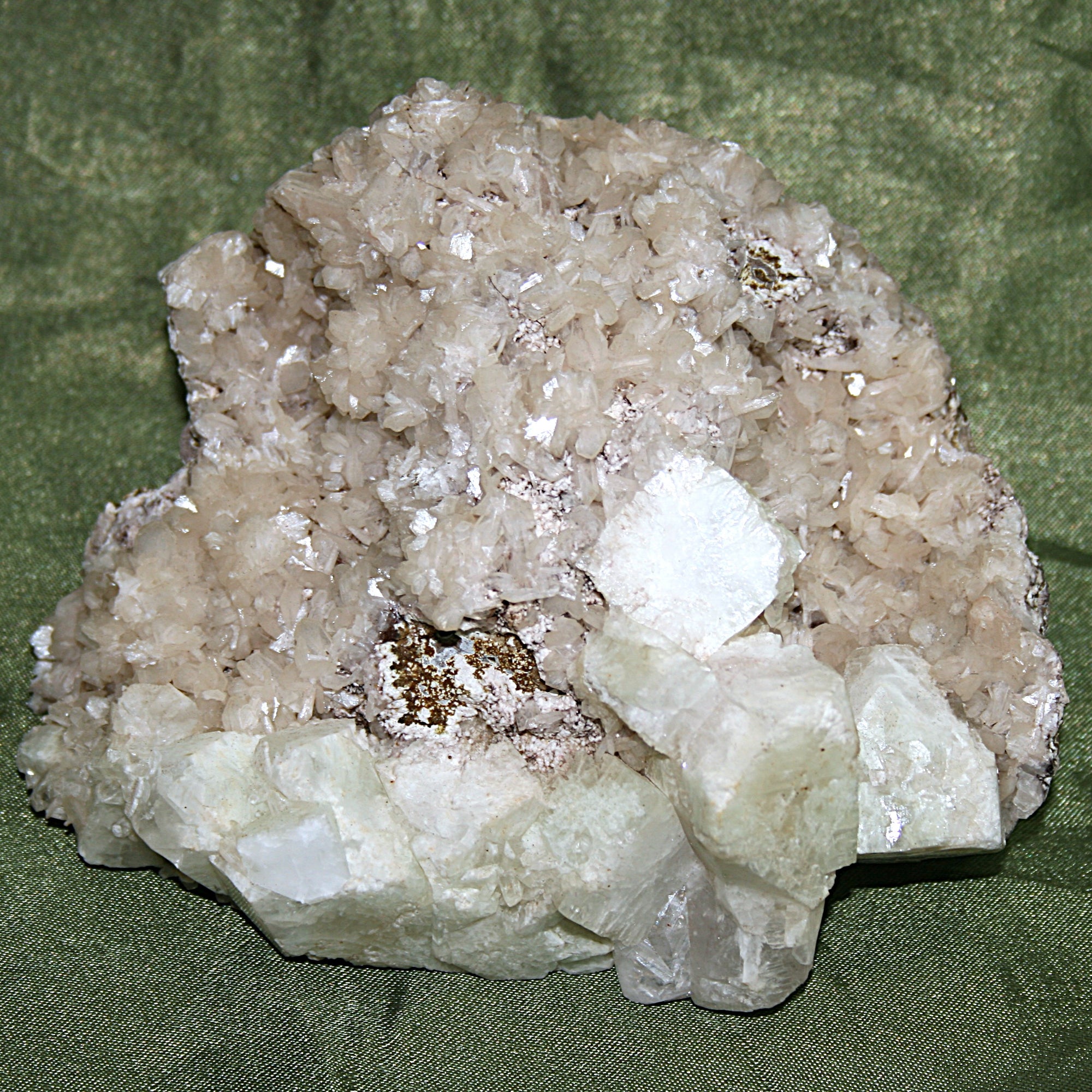 Heulandite with Apophyllite