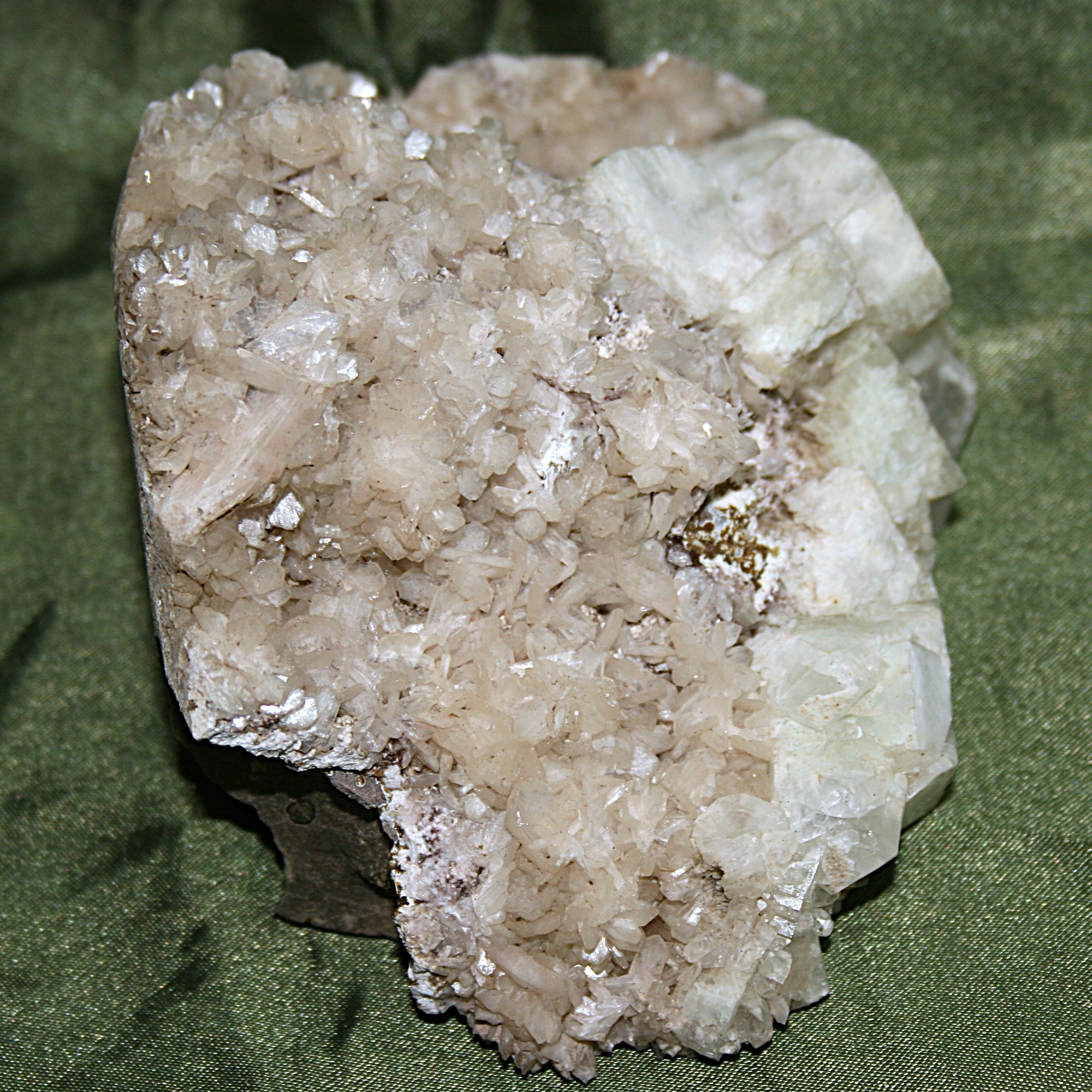 Heulandite with Apophyllite