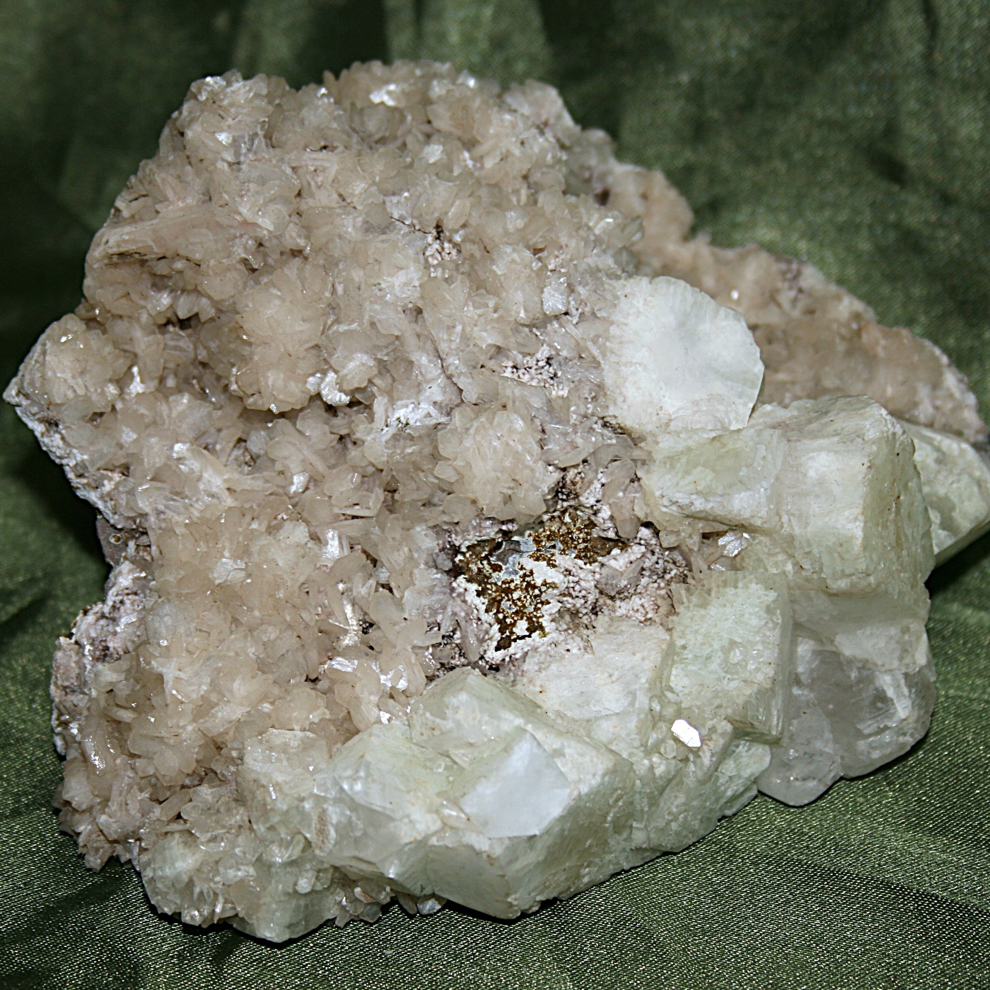 Heulandite with Apophyllite